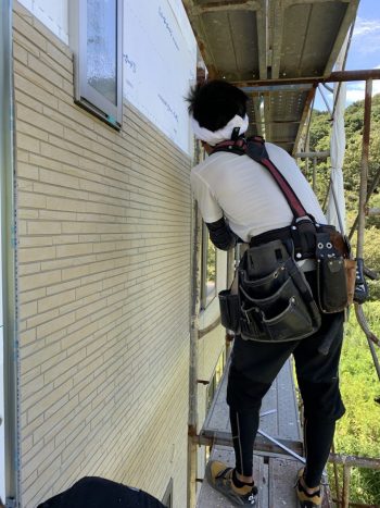 兵庫県洲本市酒井塗装会社本日も雨が降るまでサイディング貼り作業です 洲本市や淡路市で塗装工事は酒井塗装にお任せ